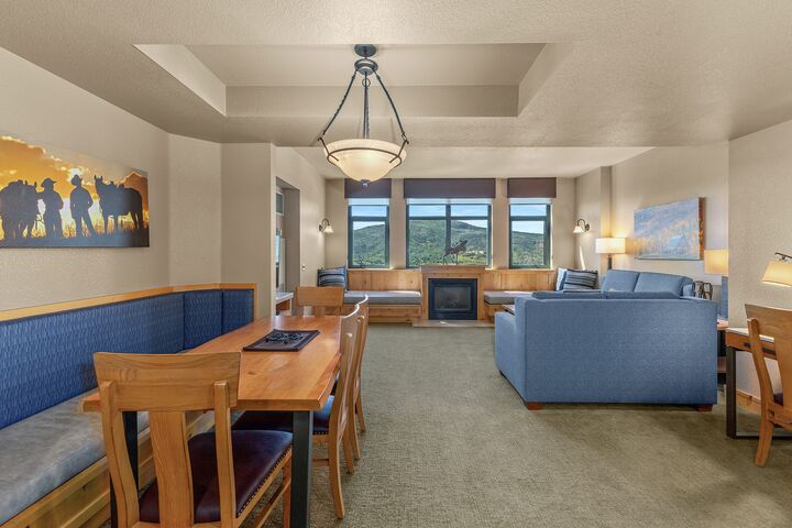 1 Bdrm 1 Bath - Dining Area & Living Area