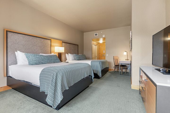 2 Bdrm 2 Bath King/2 Queens - Bedroom