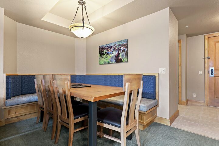 2 Bdrm 3 Bath Deluxe - Dining Area