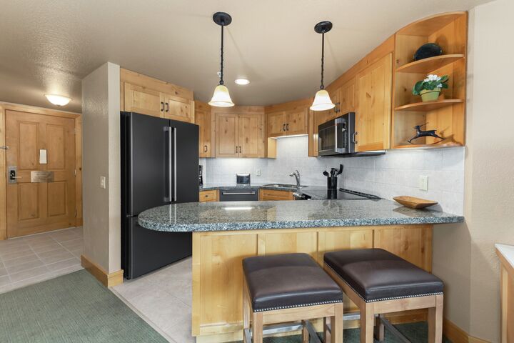 2 Bdrm 3 Bath Deluxe - Kitchen