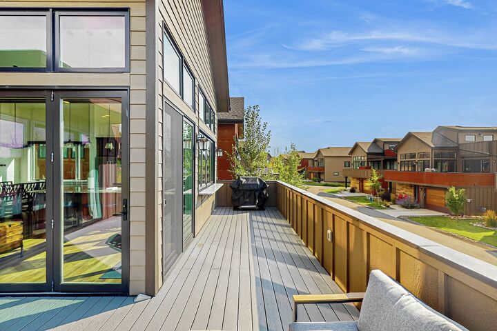 3 Bdrm - Balcony with BBQ