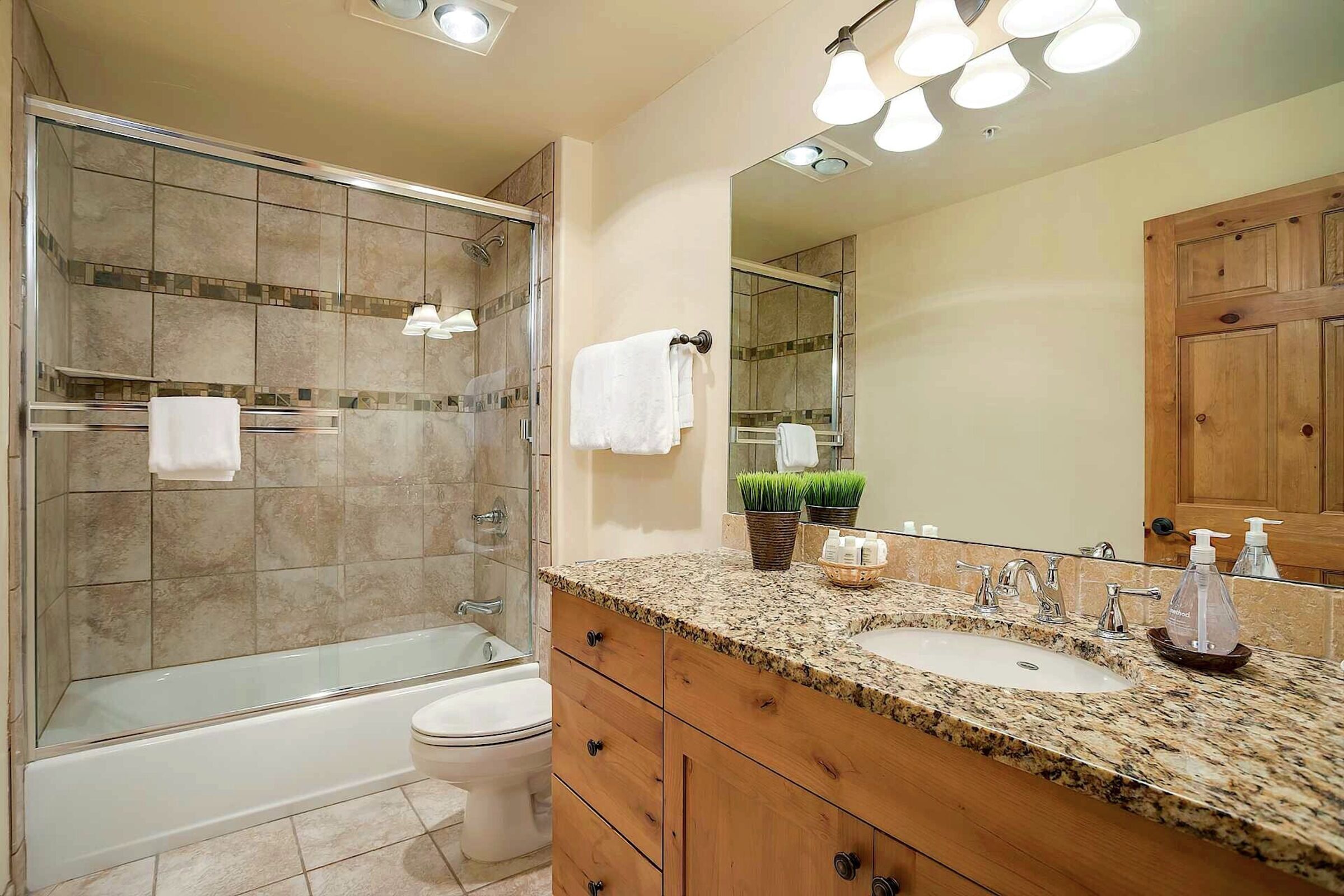 #4101 - Den Ensuite Bathroom