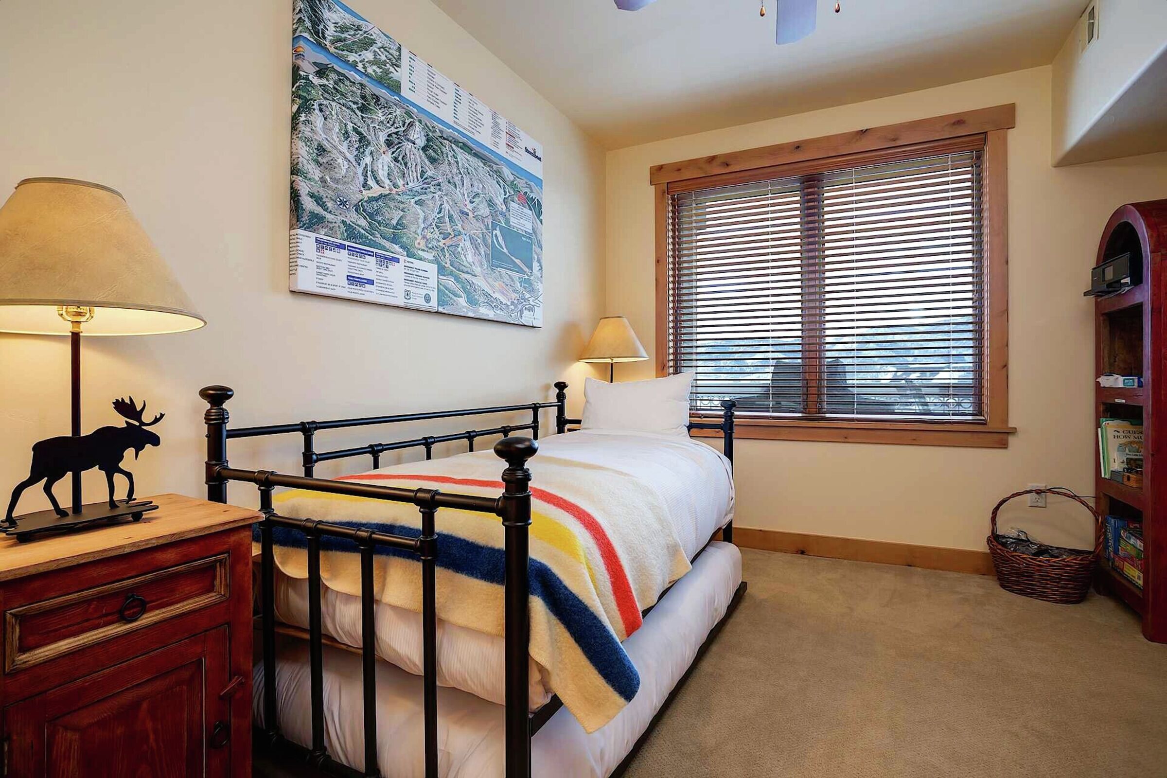 #4206 - Den with Beds