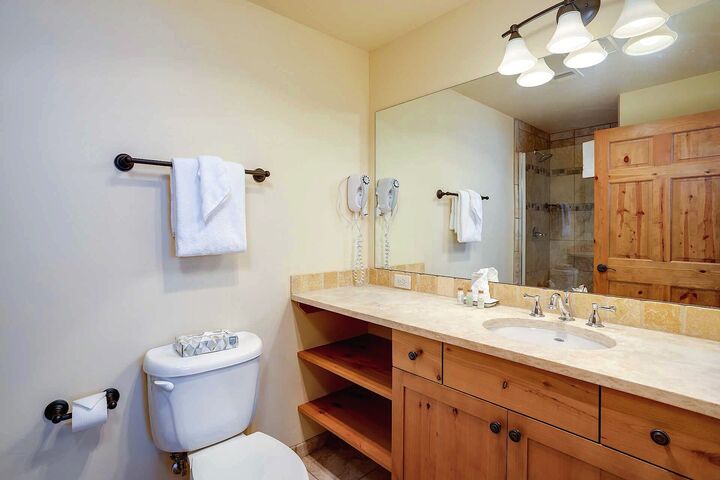 #4206 - Den Ensuite Bathroom