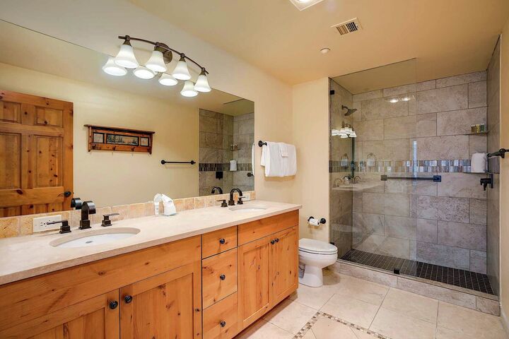 #4305 - Master Ensuite Bathroom