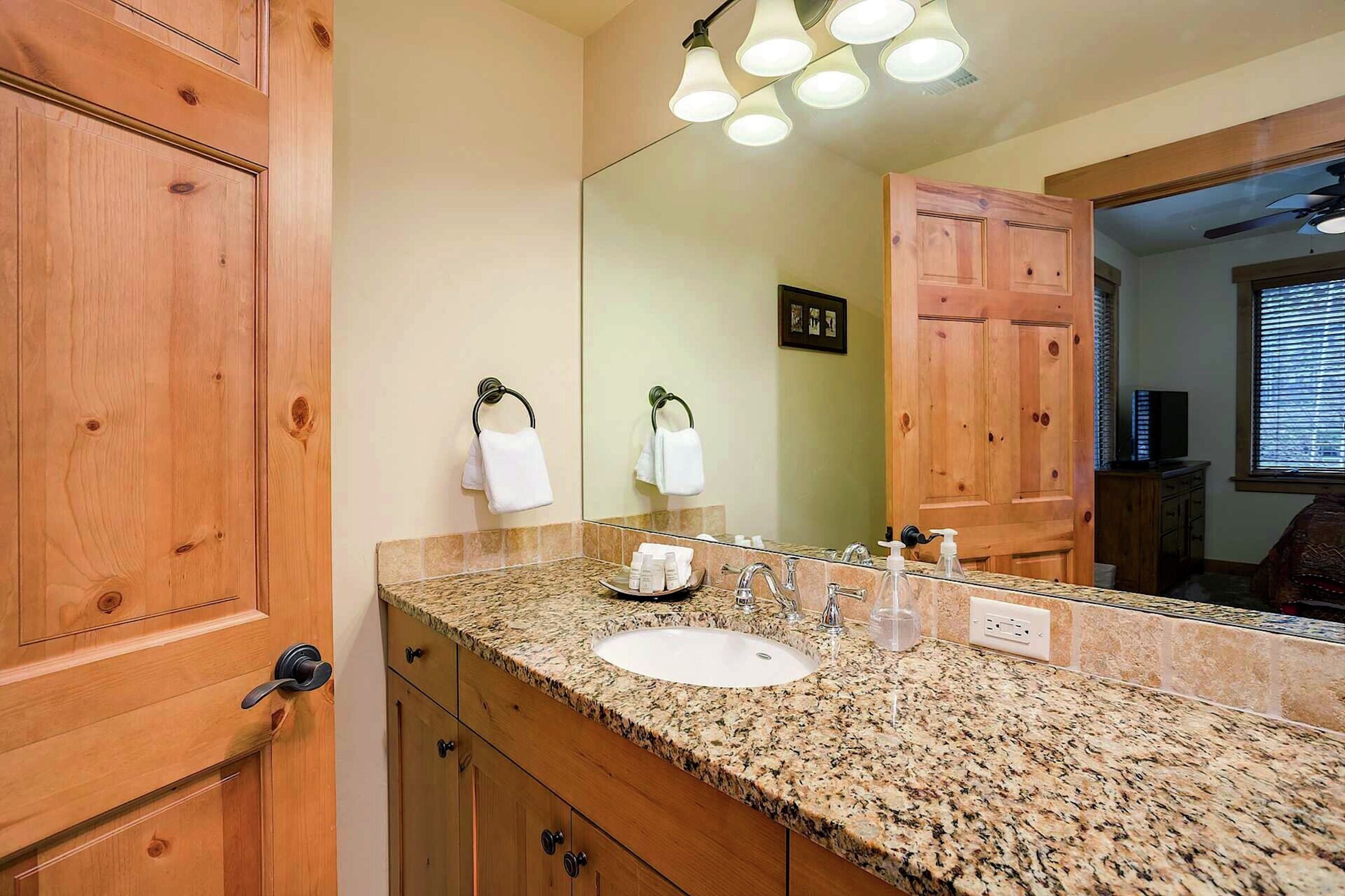 #4105 - Ensuite Bathroom