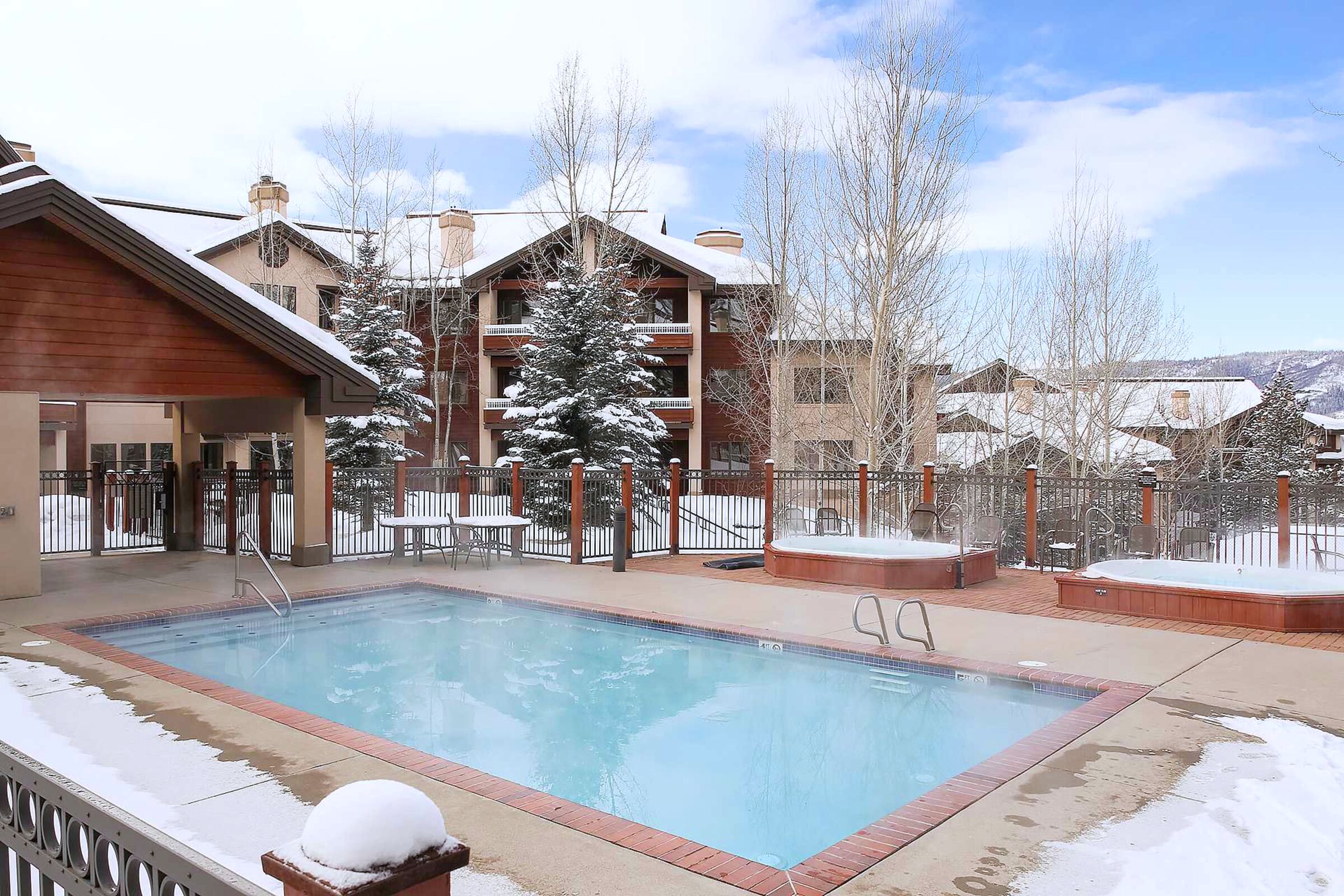 Heated Swimming Pool & Hot Tubs