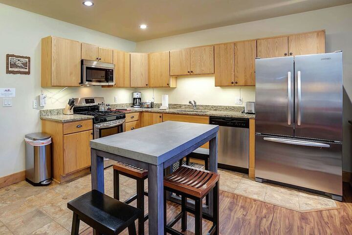 #6113 - Dining Area & Kitchen