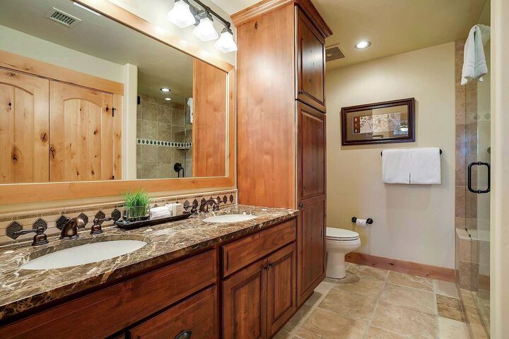 #6111 - Master Ensuite Bathroom