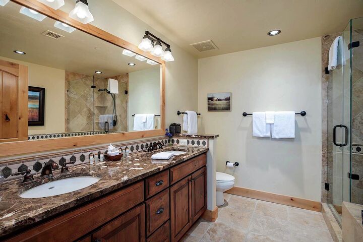 #6201 - Master Ensuite Bathroom