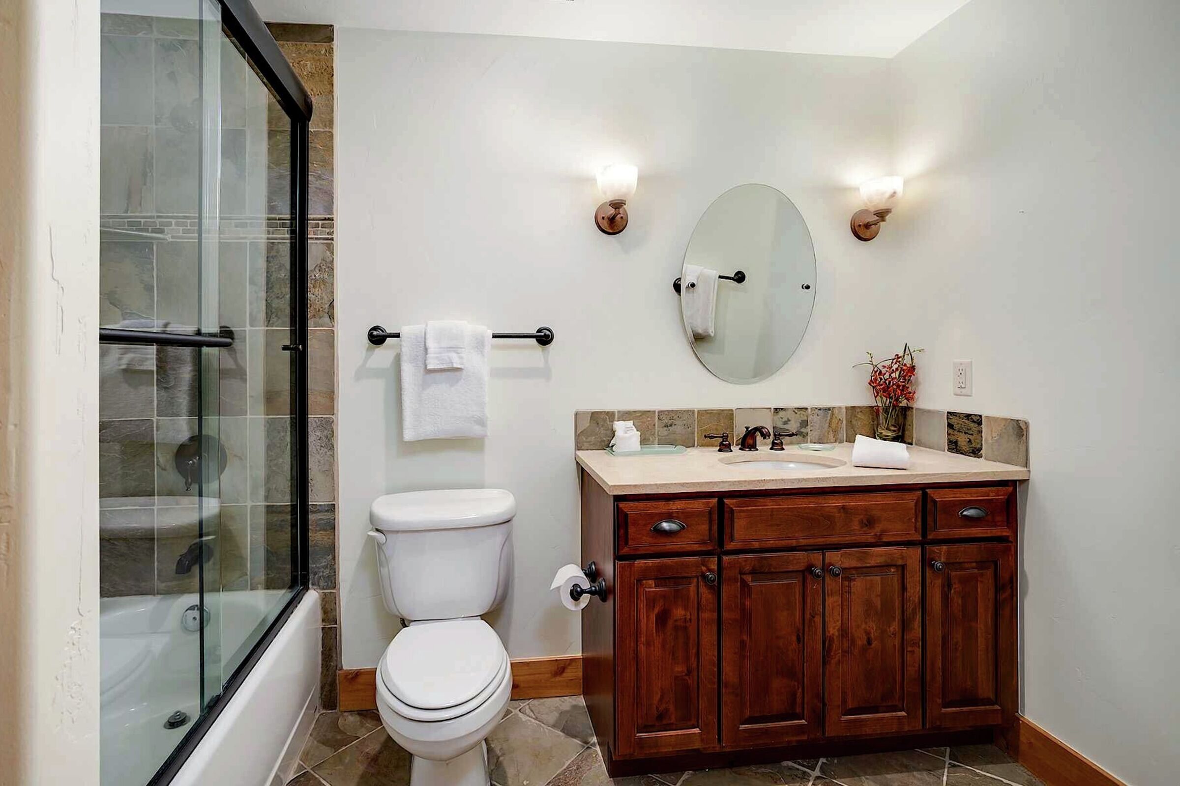 #6109 - Shared Ensuite Bathroom