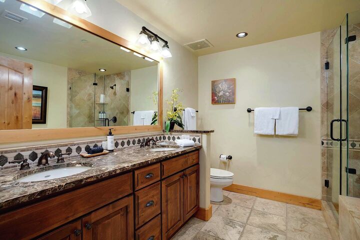 #6110 - Master Ensuite Bathroom