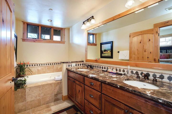 #6106 - Master Ensuite Bathroom