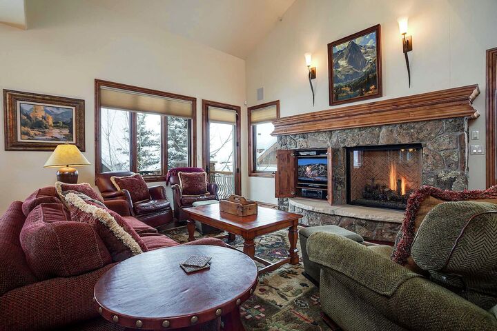 4 Bdrm + Loft - Living Area