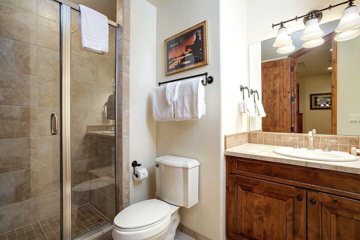 4 Bdrm + Loft - Bathroom