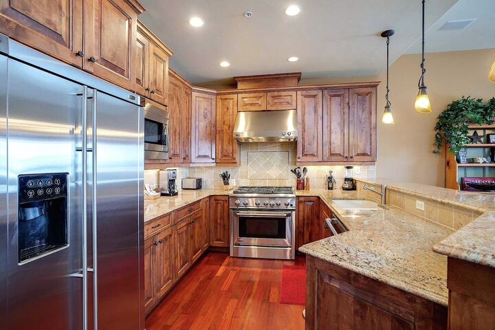 4 Bdrm + Loft - Kitchen