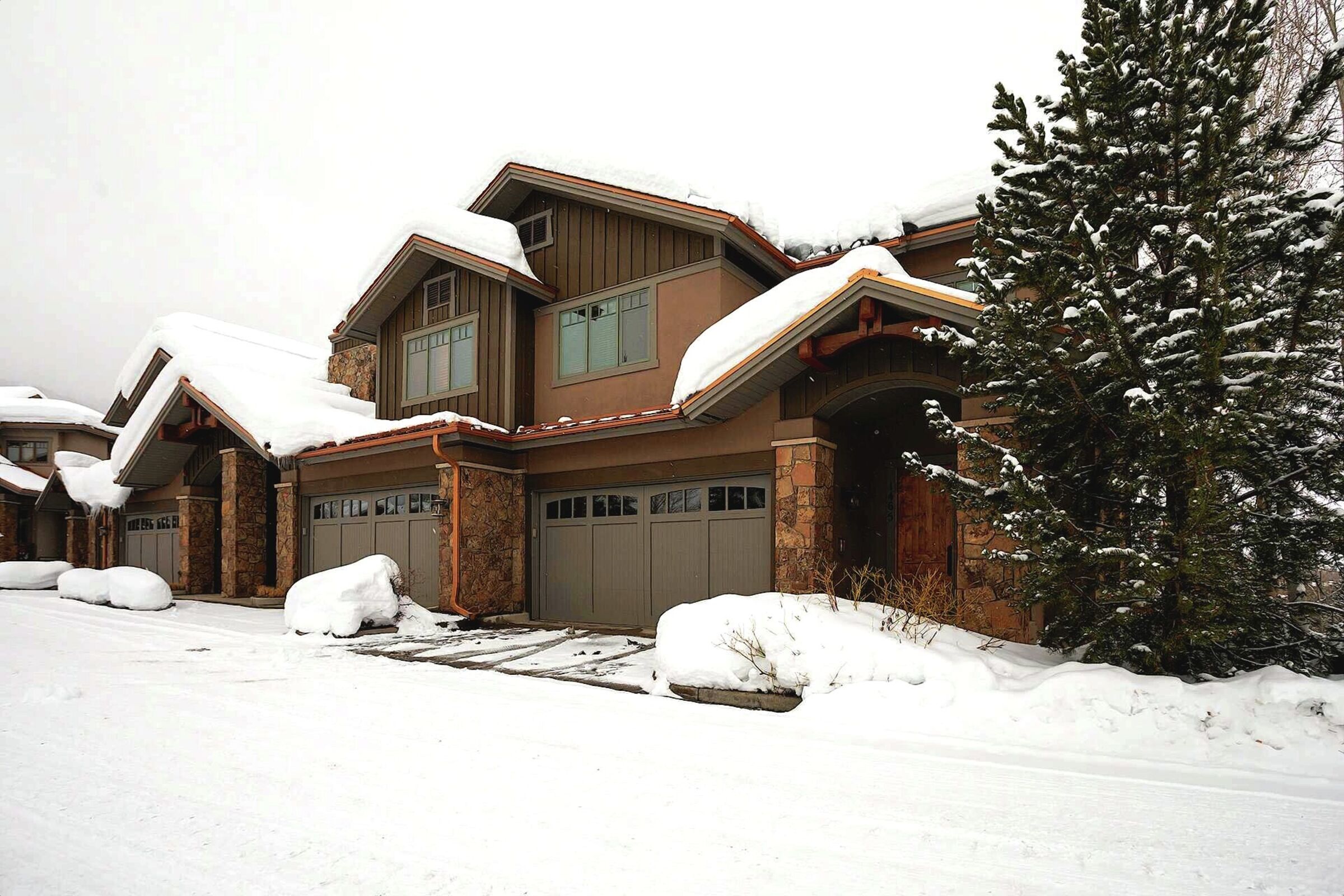 Aspen Crest Exterior - Winter