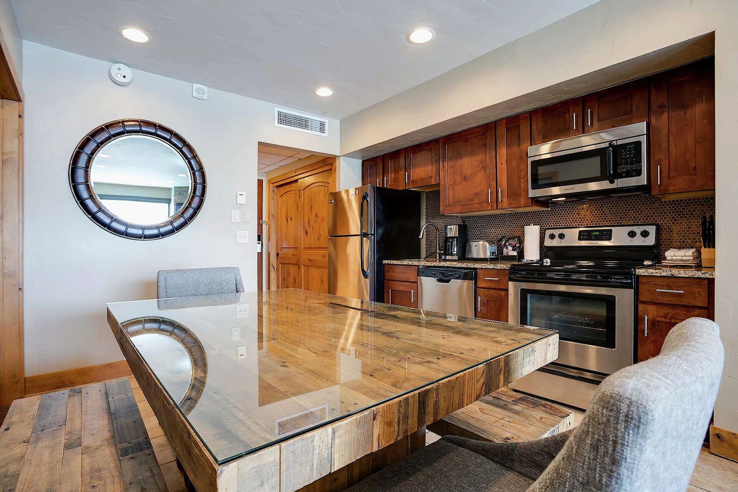 #606 - Dining Room & Kitchen