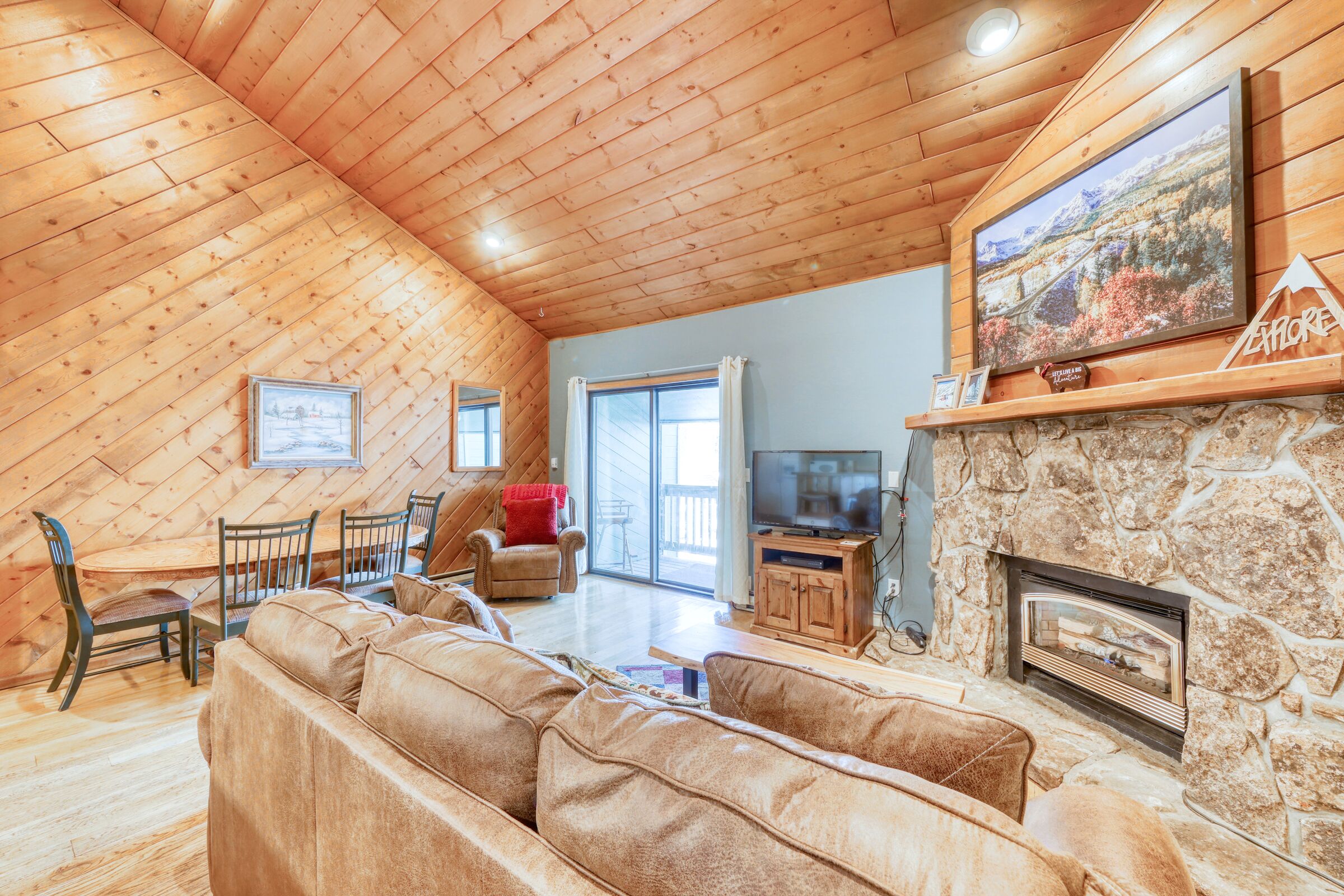 #B22 - Chinook - Living Room