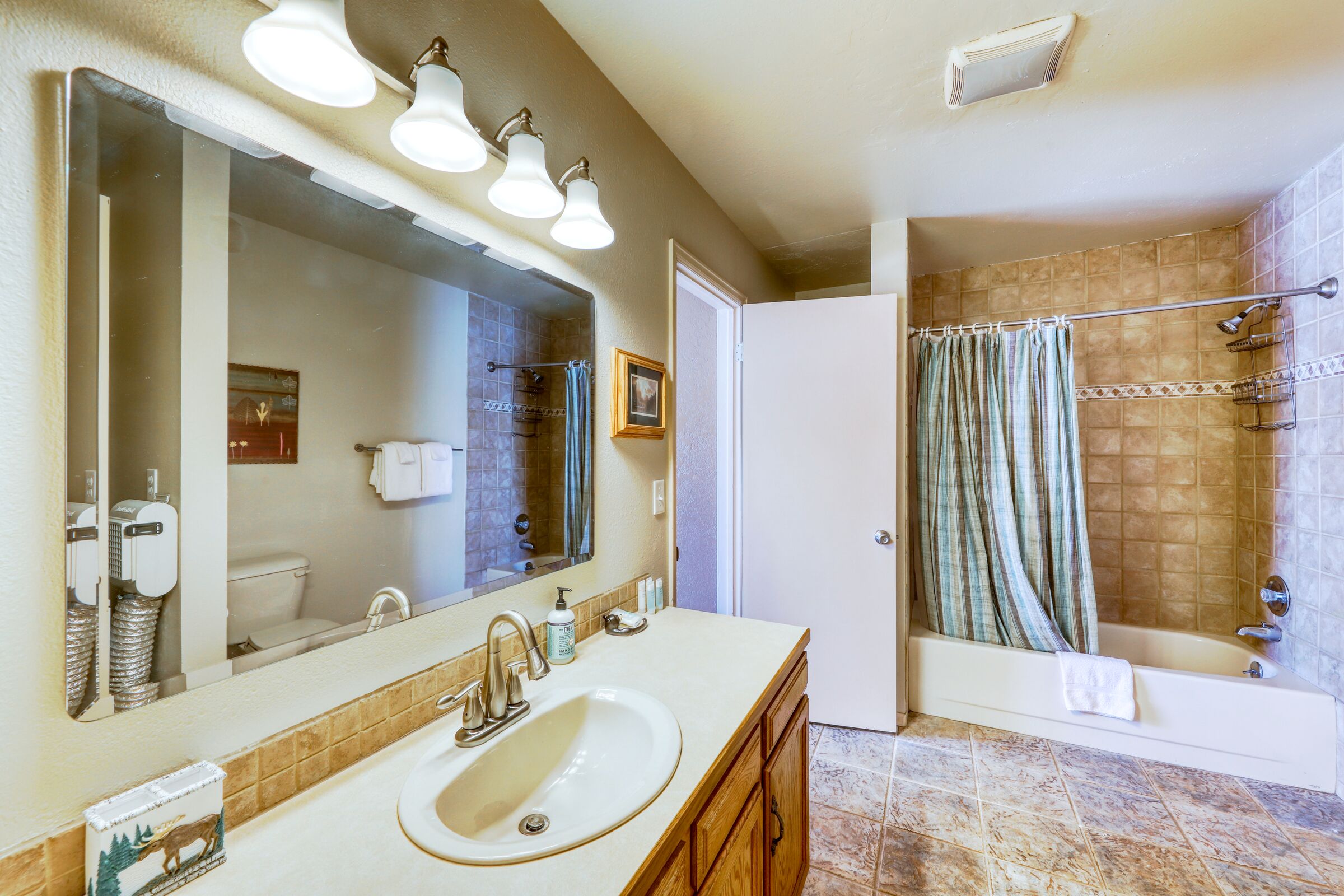 #B22 - Chinook - Bathroom