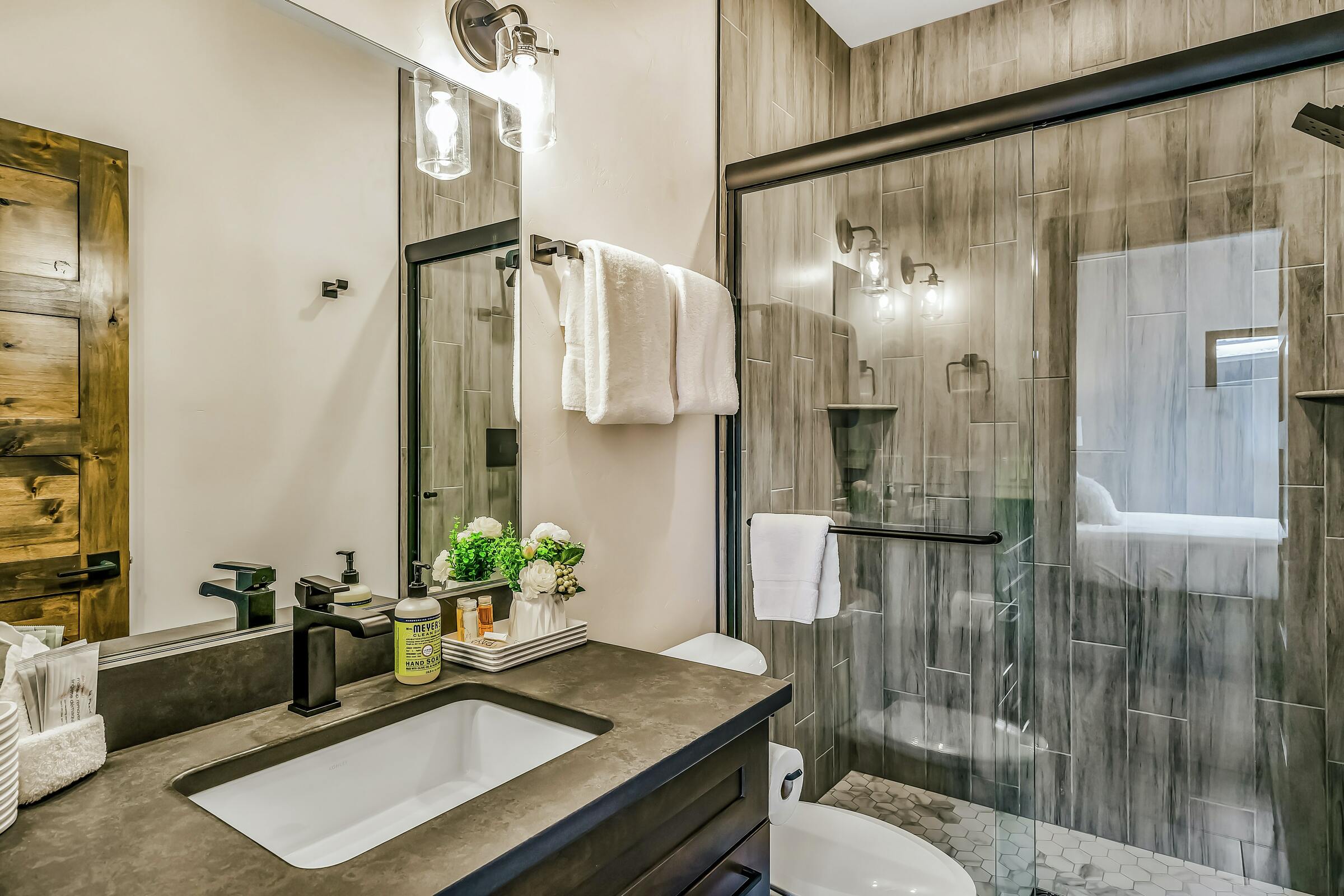5 Bdrm HT - Ensuite Bathroom