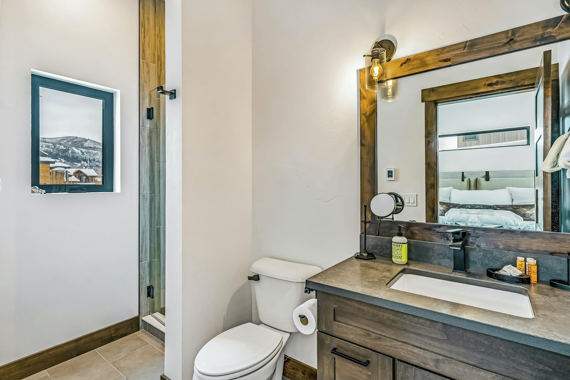 5 Bdrm HT - Ensuite Bathroom