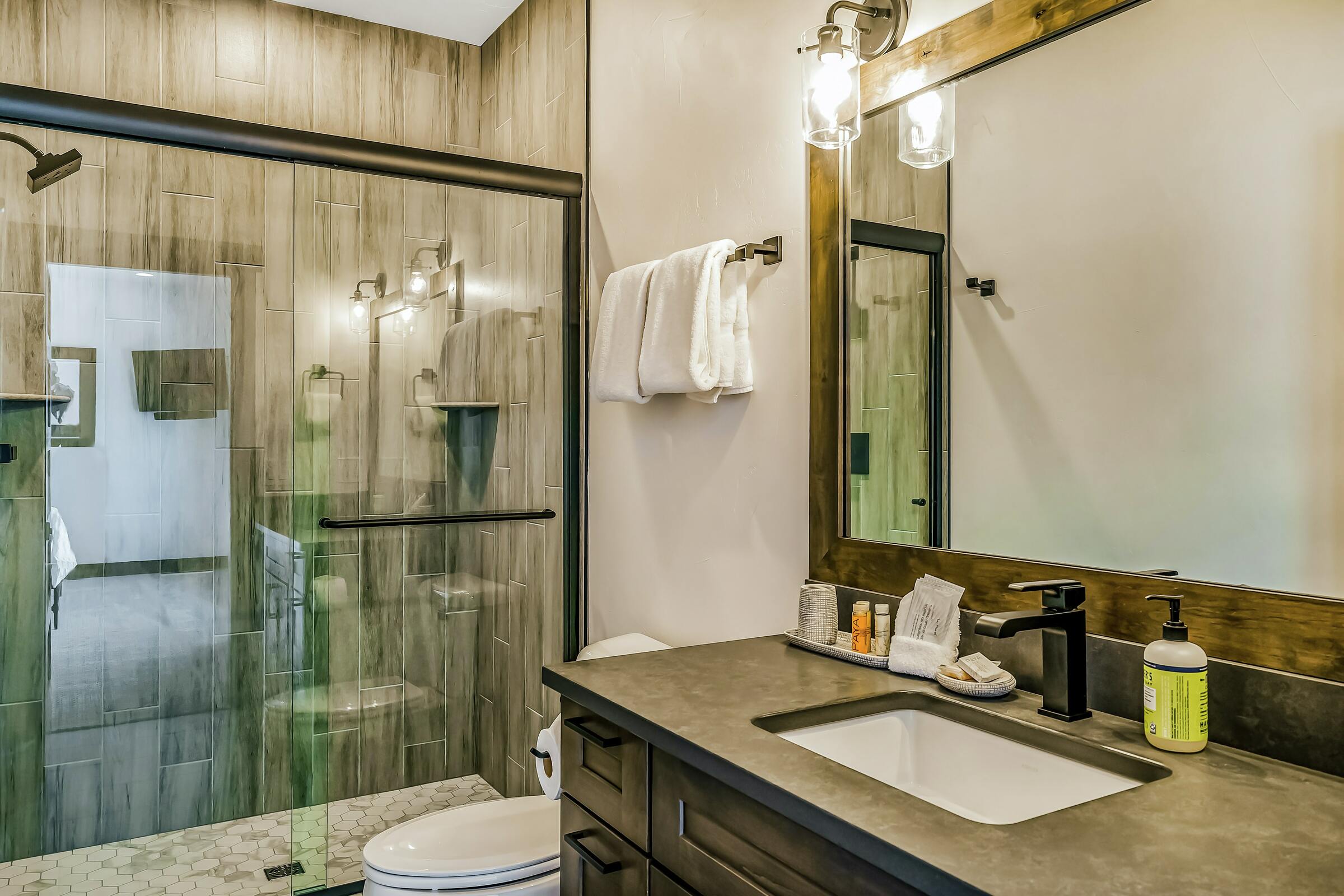 5 Bdrm HT - Ensuite Bathroom