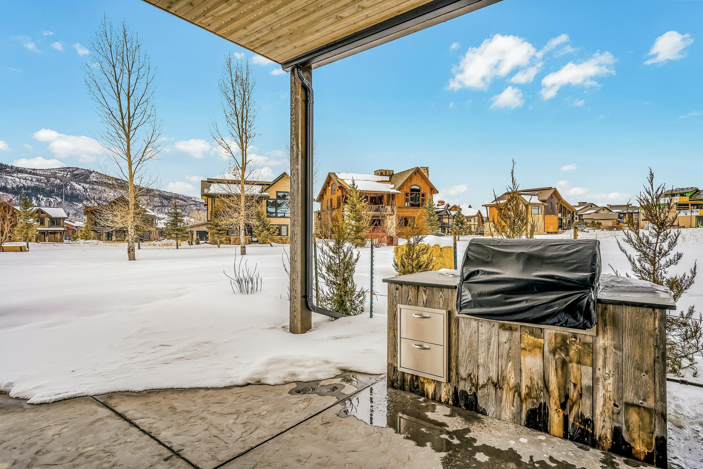 5 Bdrm HT - Patio with BBQ