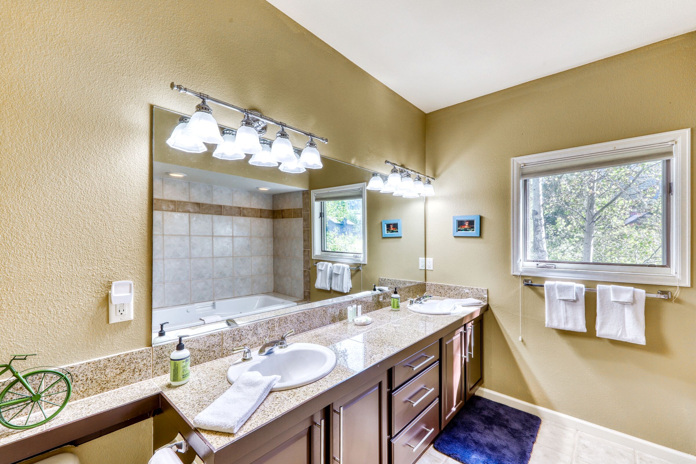 #1679 Thistlebrook - Master Ensuite Bathroom