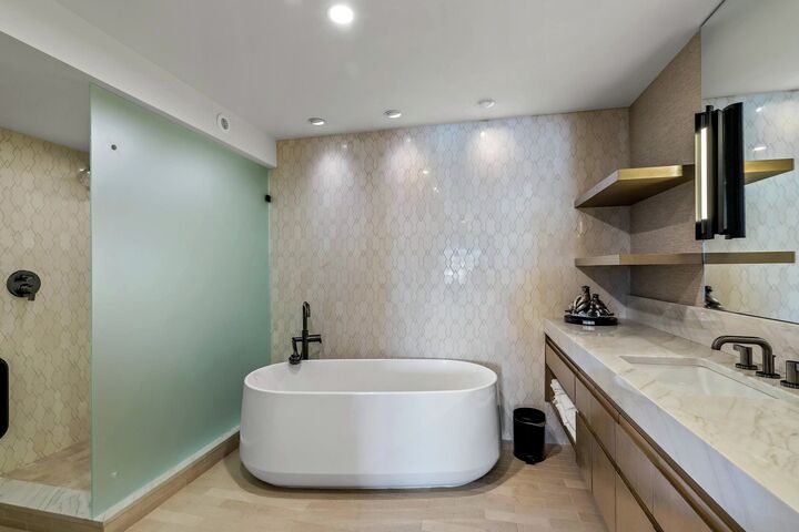 #210 - Master Ensuite Bathroom