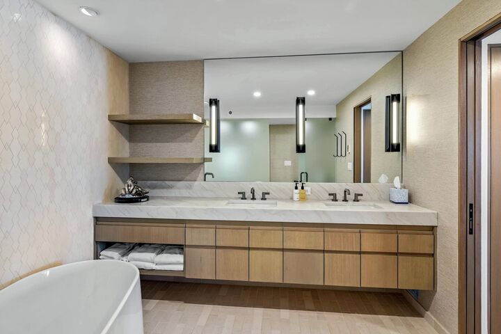 #210 - Master Ensuite Bathroom