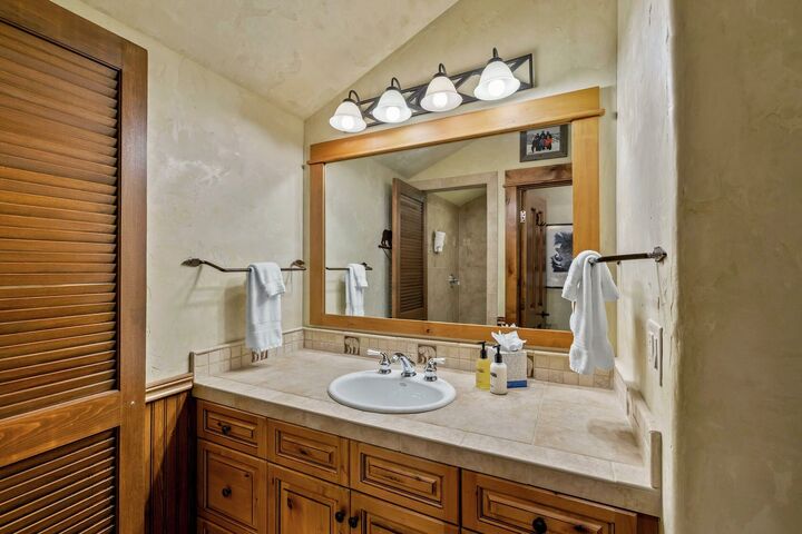 #616 - Loft Bathroom