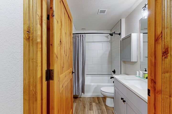 #618 - Ensuite Bathroom