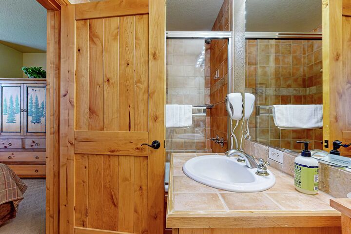#513 - Ensuite Bathroom