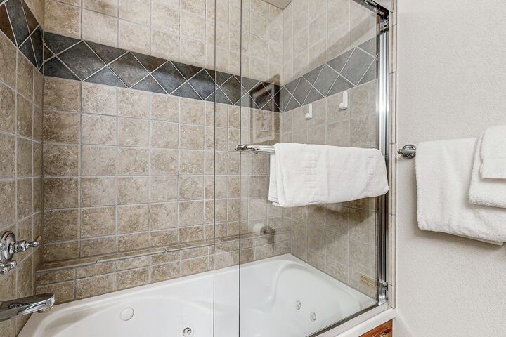 #211 - Master Ensuite Bathroom