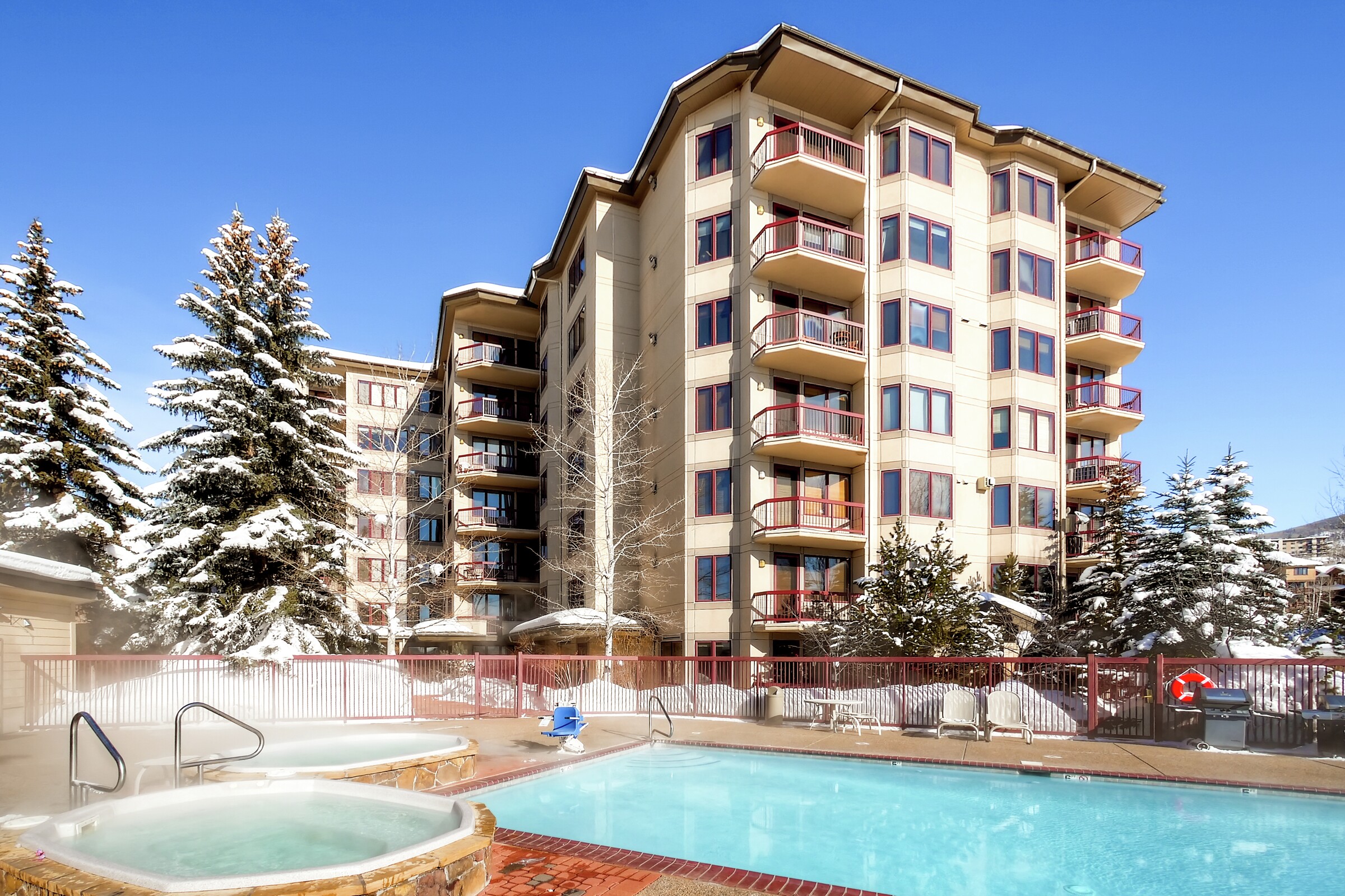 Outdoor Pool & Hot Tubs