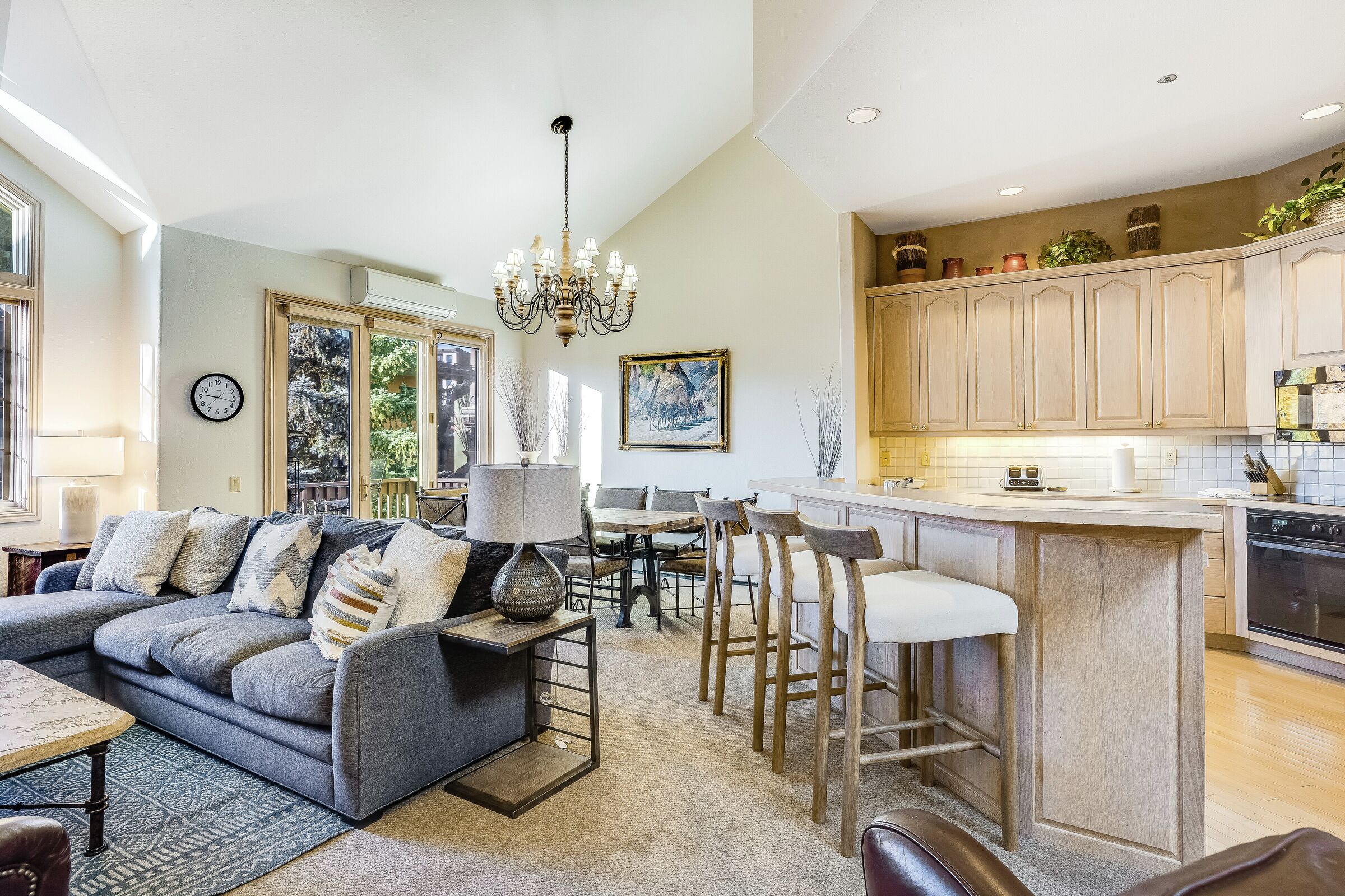 #07 - Dining Room & Kitchen with Kitchen Bar