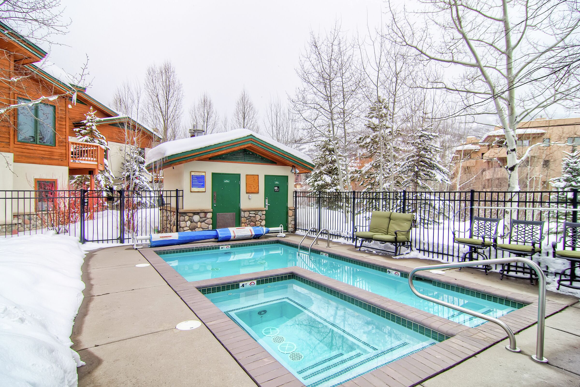 Outdoor Pool & Hot Tub
