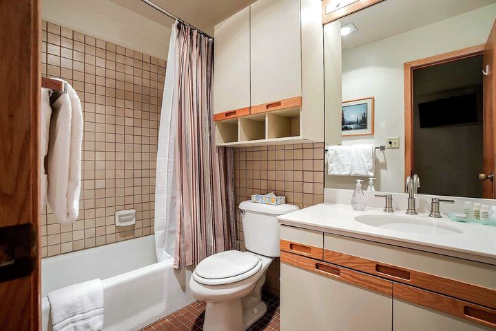 #1208 - Ensuite Bathroom