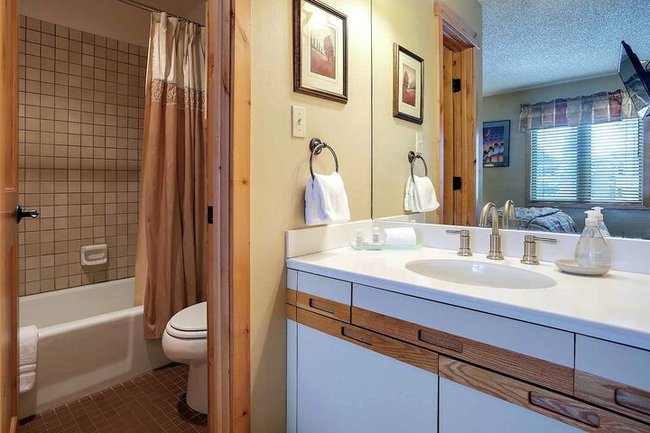 #1208 - Master Ensuite Bathroom