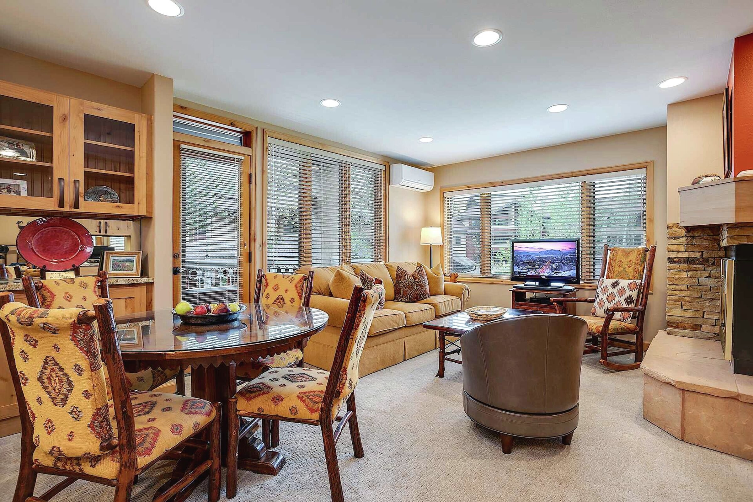 #1210 - Dining Area