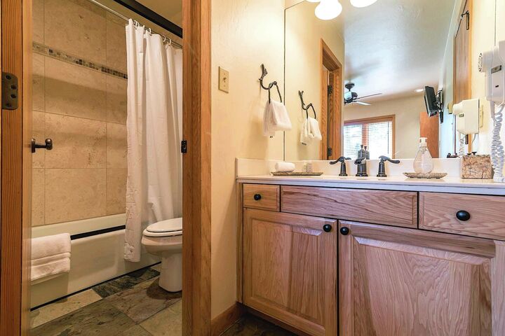 #1110 - Master Ensuite Bathroom