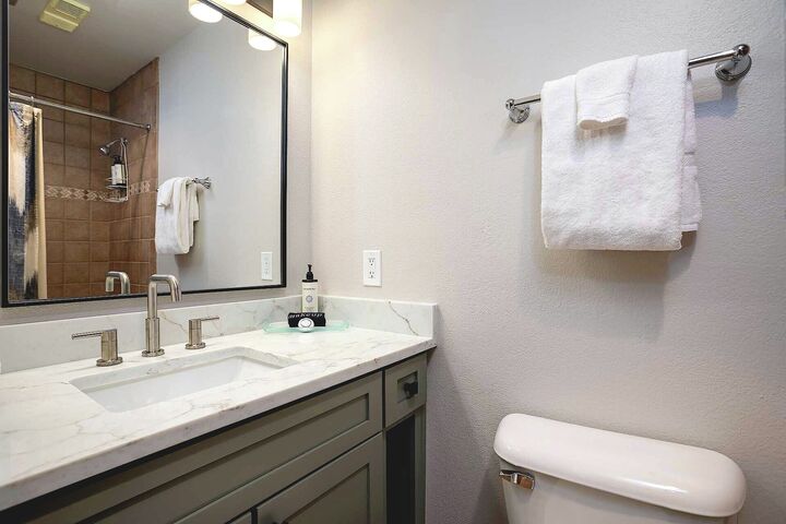 #1205 - Ensuite Bathroom