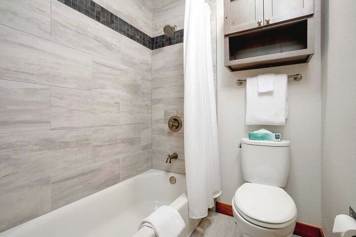 #1304 - Loft Ensuite Bathroom