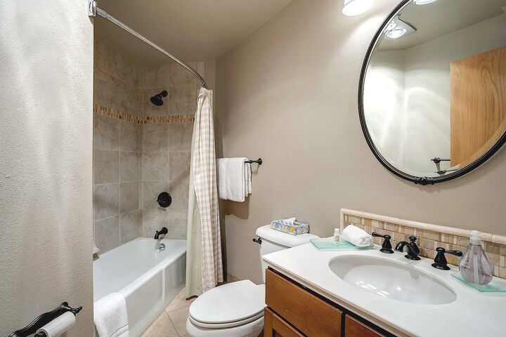 #1302 - Master Ensuite Bathroom