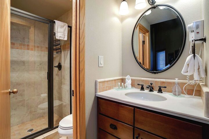 #1302 - Ensuite Bathroom