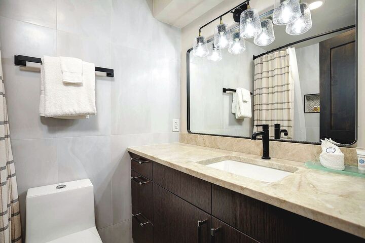 #1310 - Den Ensuite Bathroom