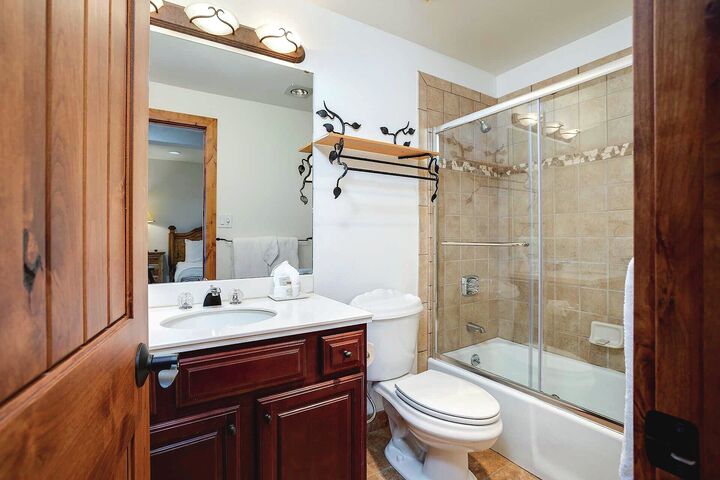 #1307 - Den Ensuite Bathroom