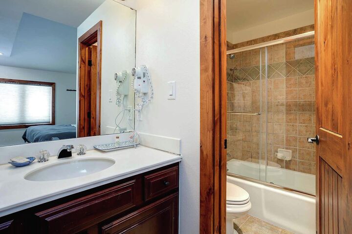 #1307 - Master Ensuite Bathroom