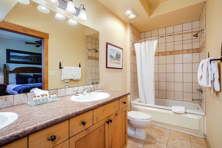 #2303 - Master Ensuite Bathroom